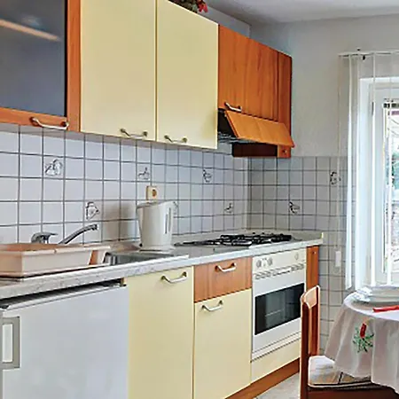 Apartment Beautiful In With Kitchen Pula